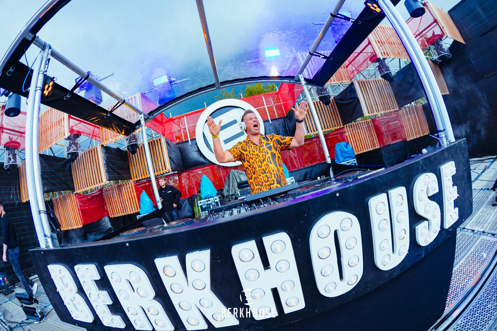 STUCK met beide handen omhoog achter de Berkhouse-booth