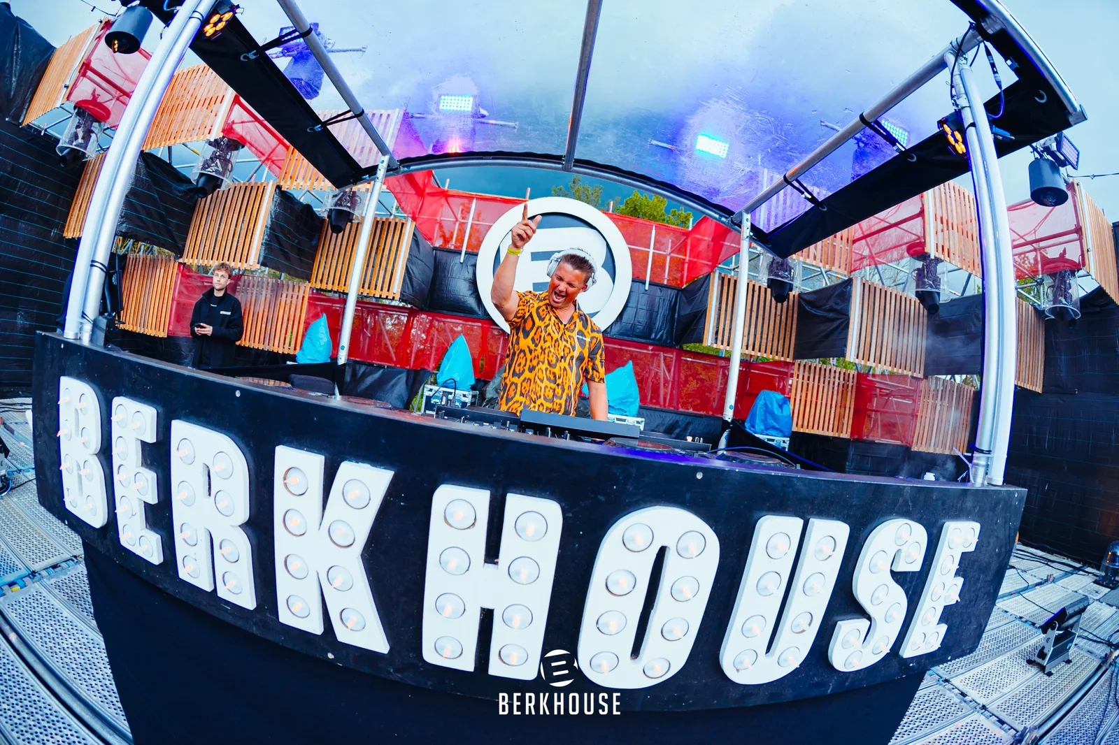 Sjon Kooy achter de decks op Berkhouse, hand in de lucht