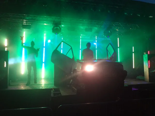 DJ-booth gebouwd in een auto met open deuren