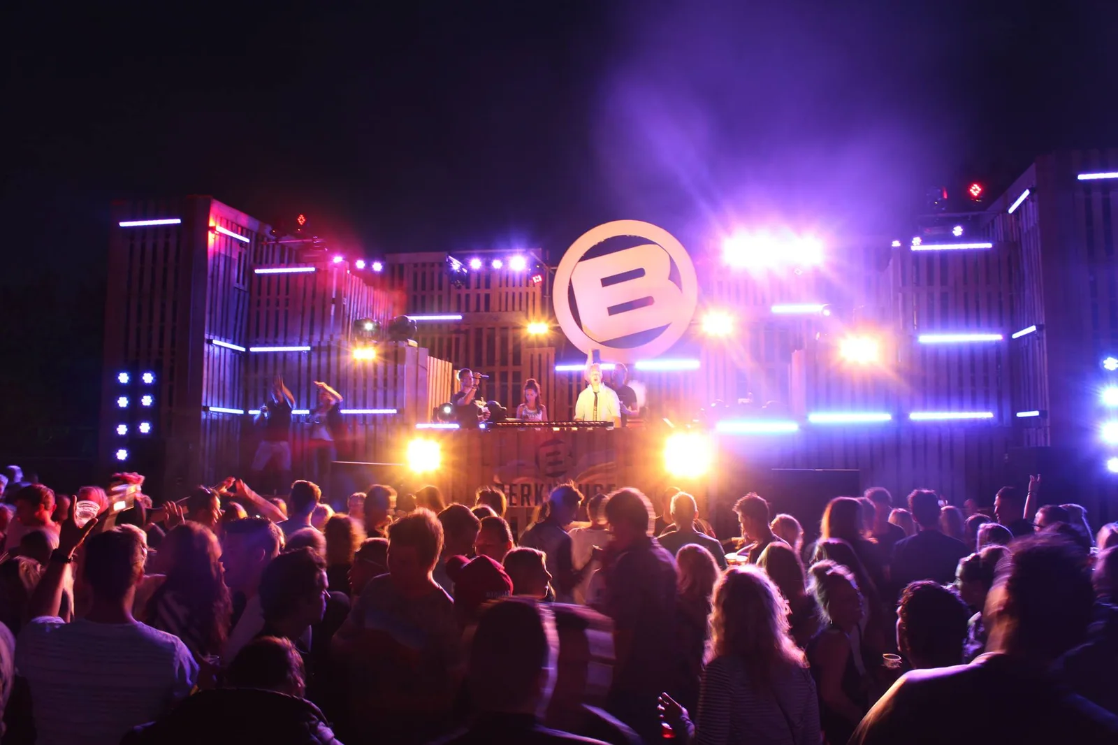 Een volle dansvloer voor het verlichte Berkhouse-podium