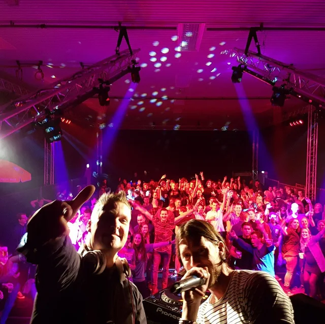 STUCK en MC voor een volle zaal