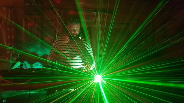 Groene laserstralen voor de DJ-booth